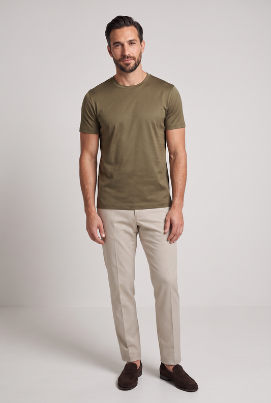 Premium glans shirt bruin, volledige look met beige pantalon