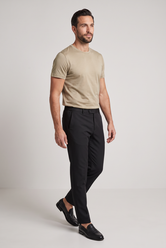 Premium pantalon zwart - zijaanzicht in beweging, studio