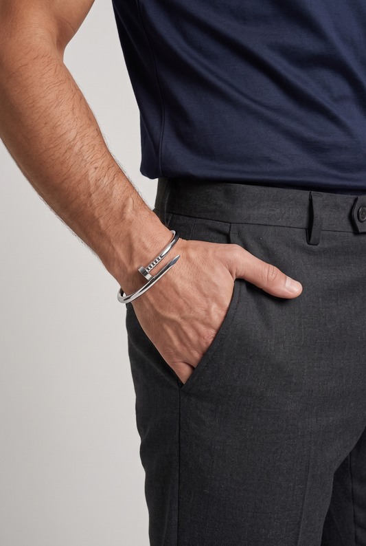 Love Bracelet zilver verguld - om de pols van model met navy shirt