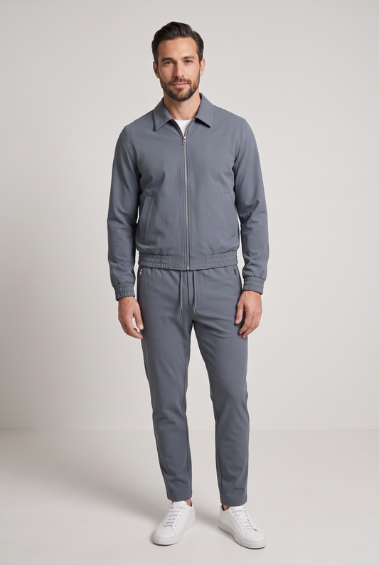 Astos tech suit grijs - complete set ten voeten uit met witte sneakers