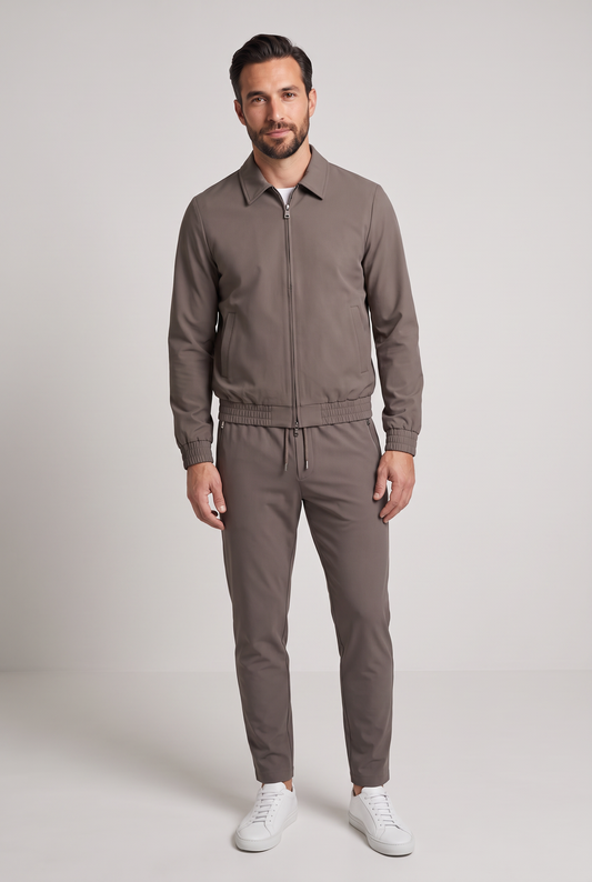 Astos tech suit bruin (taupe) - complete set ten voeten uit met witte sneakers