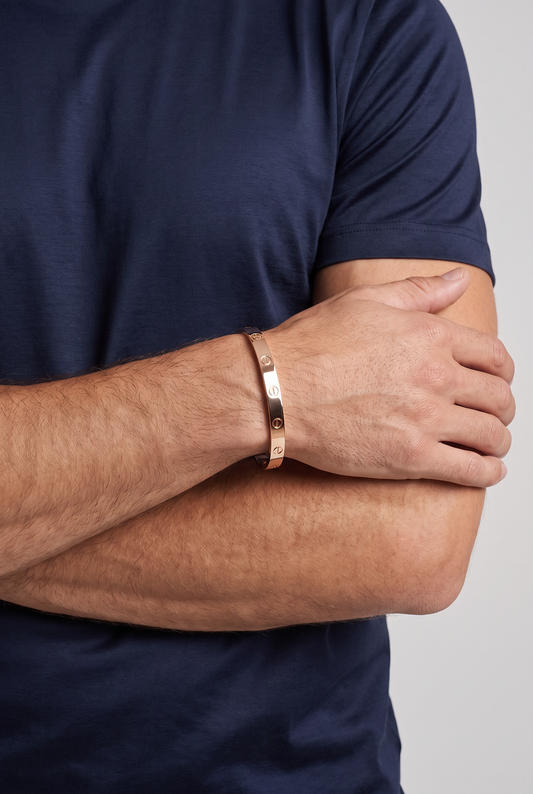 Astos screw armband rosé goud verguld - gedragen om de pols