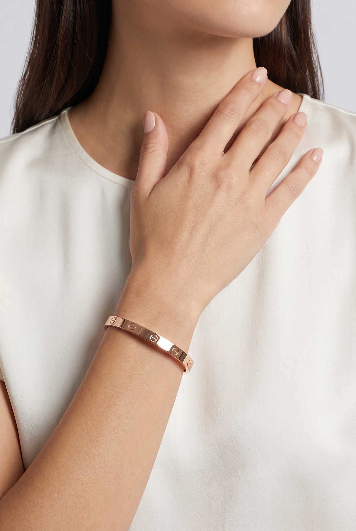 Astos screw armband rosé goud verguld - gedragen door vrouw