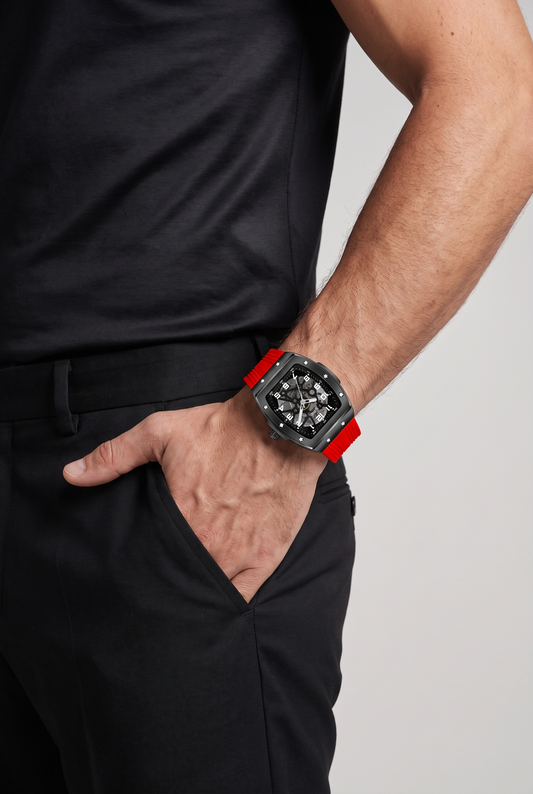 Millionaire horloge zwart met rode band - om de pols van model met zwart shirt
