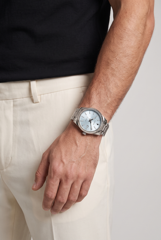 Astos Presidential Edition Platinum om de pols, model in zwart shirt, studio