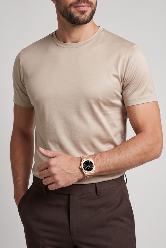 ASTOS Royal Edition rosé goud - om de pols van model met beige shirt