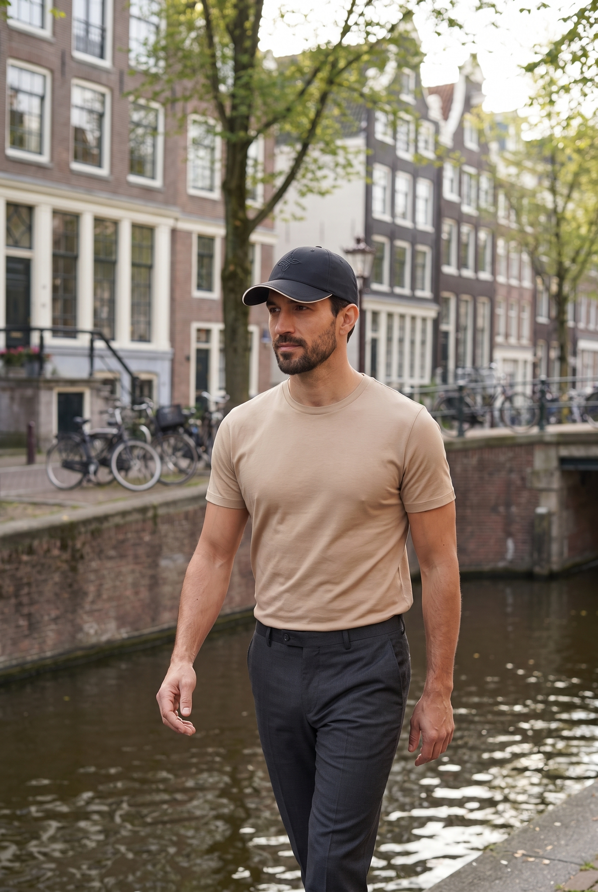Baseball cap zwart, lifestyle aan de Amsterdamse grachten