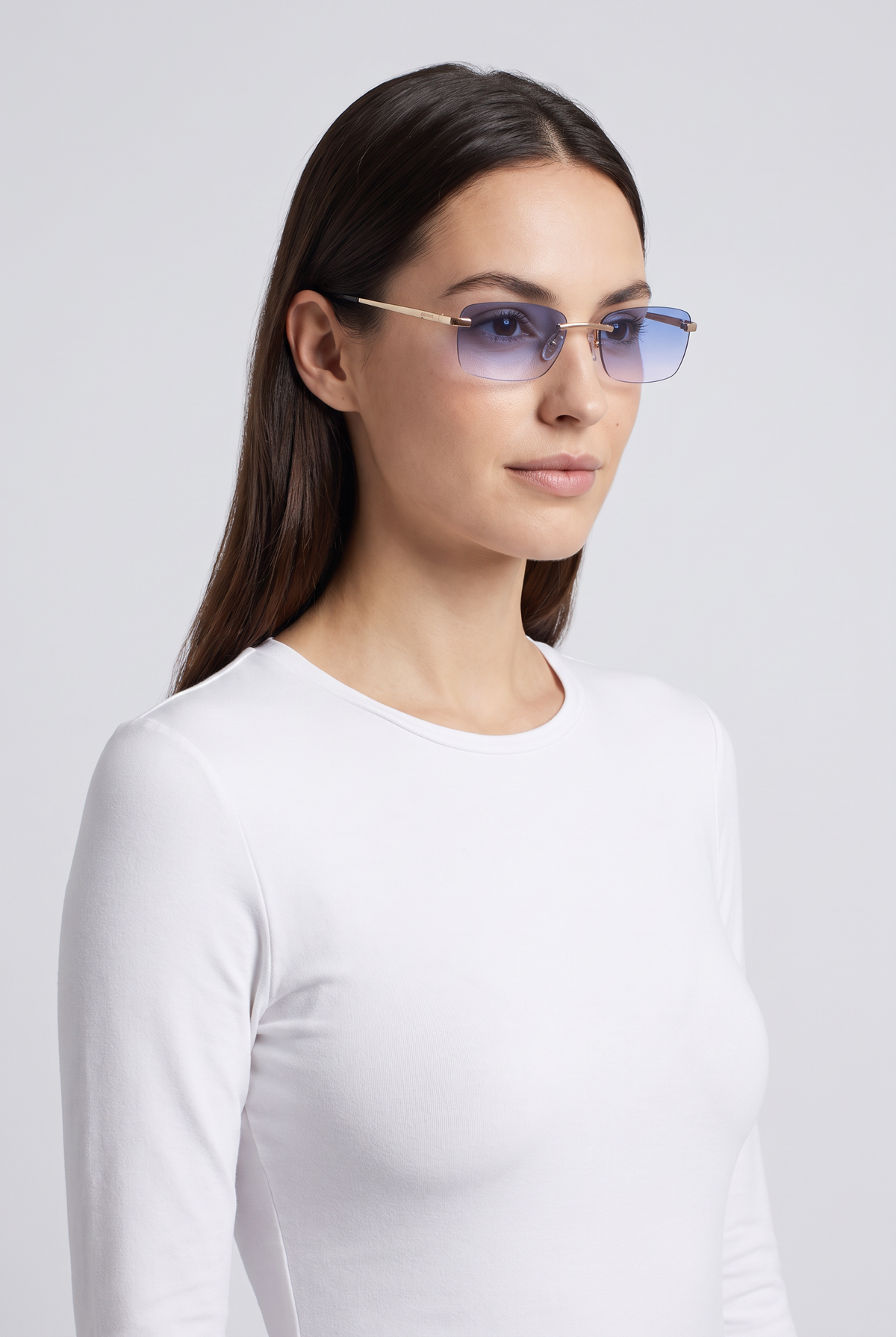 Astos Eyewear Blue Gradient zwarte poten - randloze zonnebril gedragen door vrouw, studio