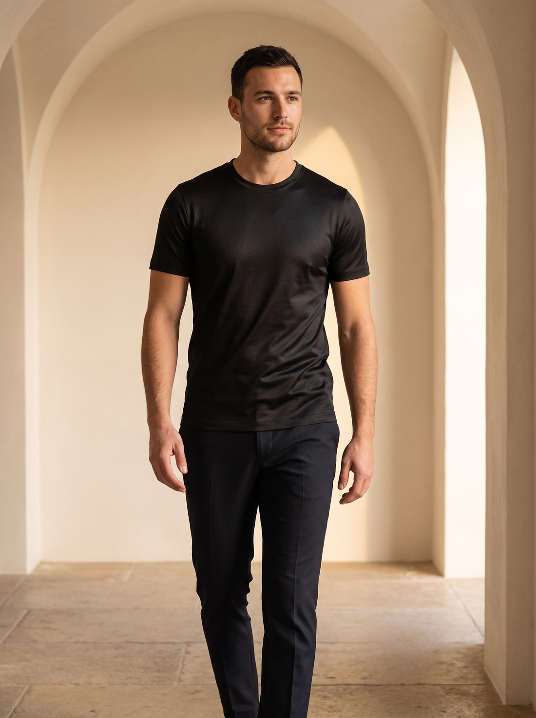 Man in glanzend zwart ASTOS shirt