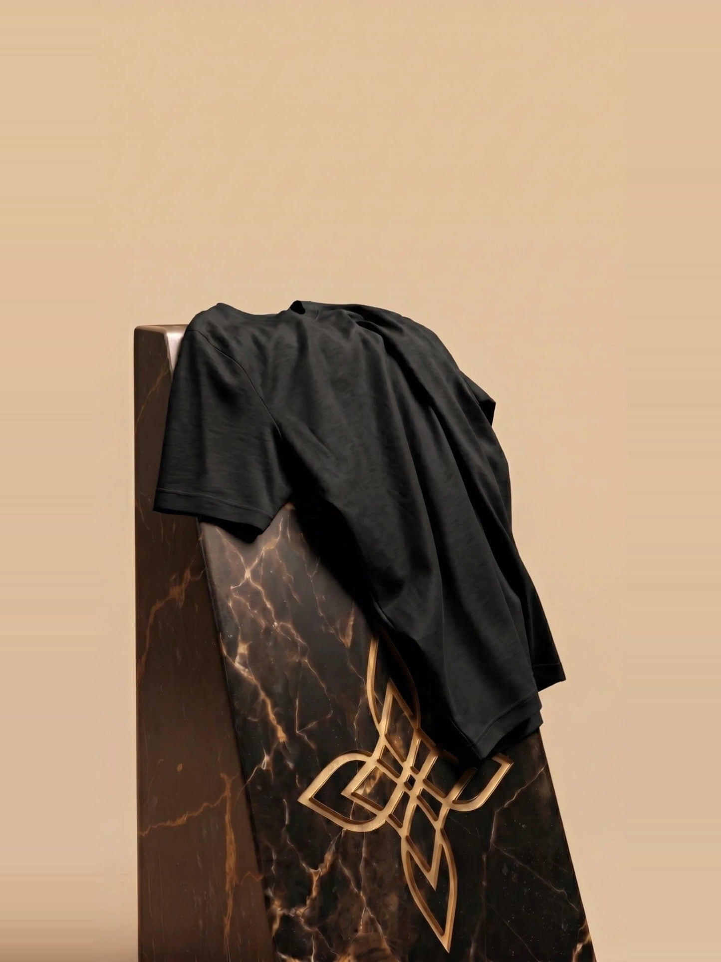 Premium glans shirt zwart, detail van de glansstof