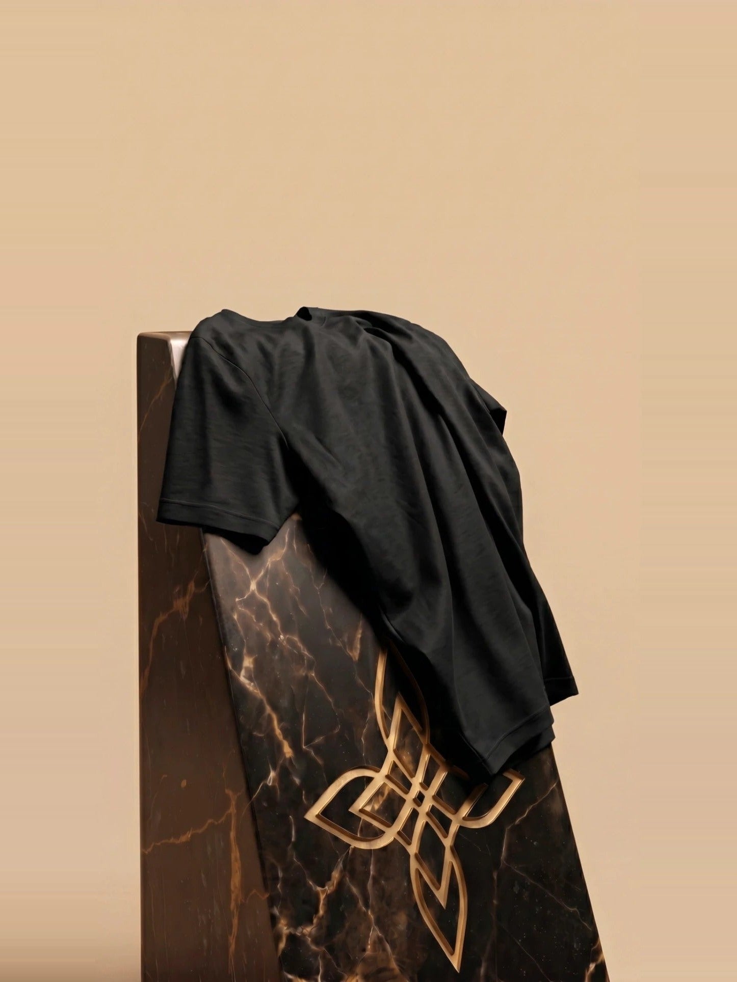 Premium glans shirt zwart, detail van de glansstof