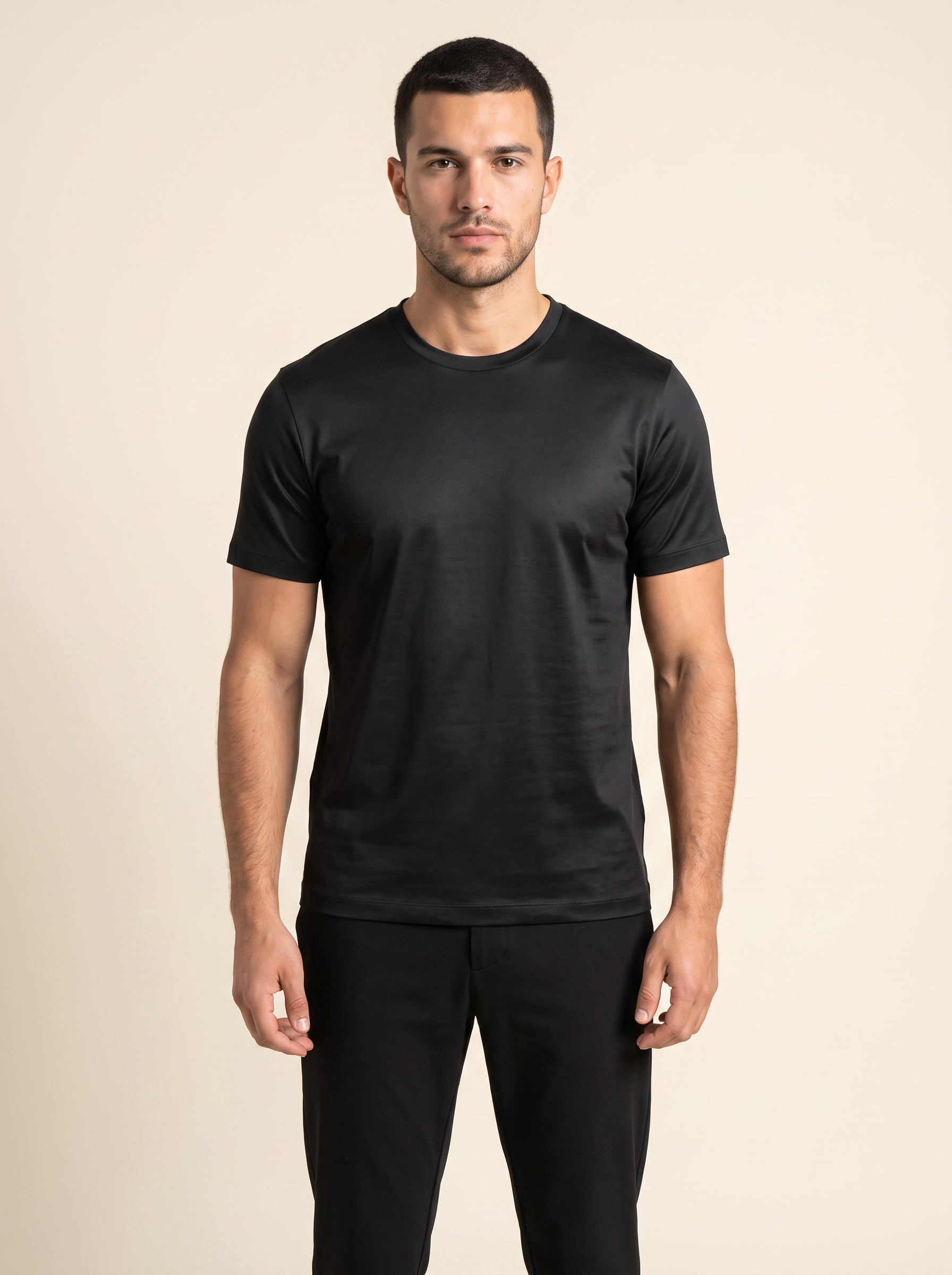 Premium glans shirt zwart op model. Model is 1,89 m en draagt maat XL.