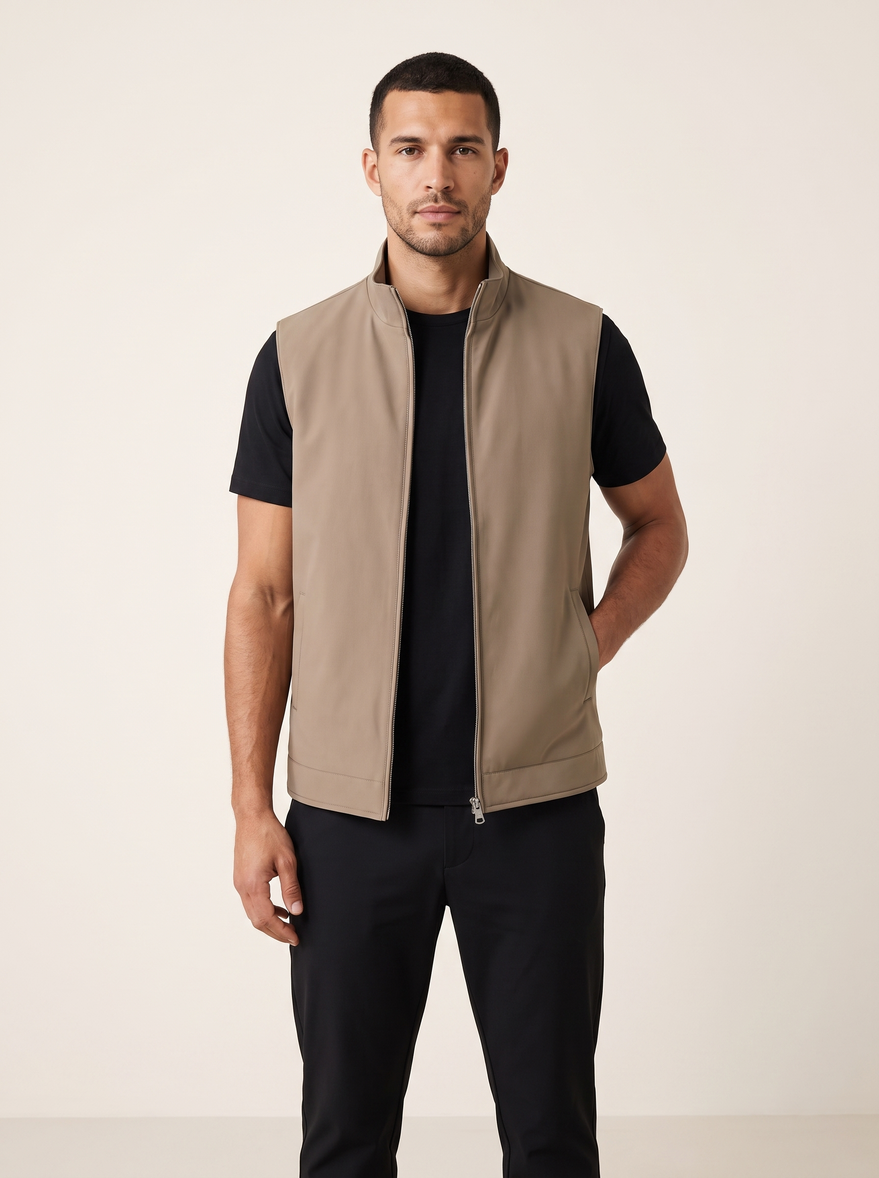 Tweezijdige bodywarmer beige op model. Model is 1,89 m en draagt maat XL.