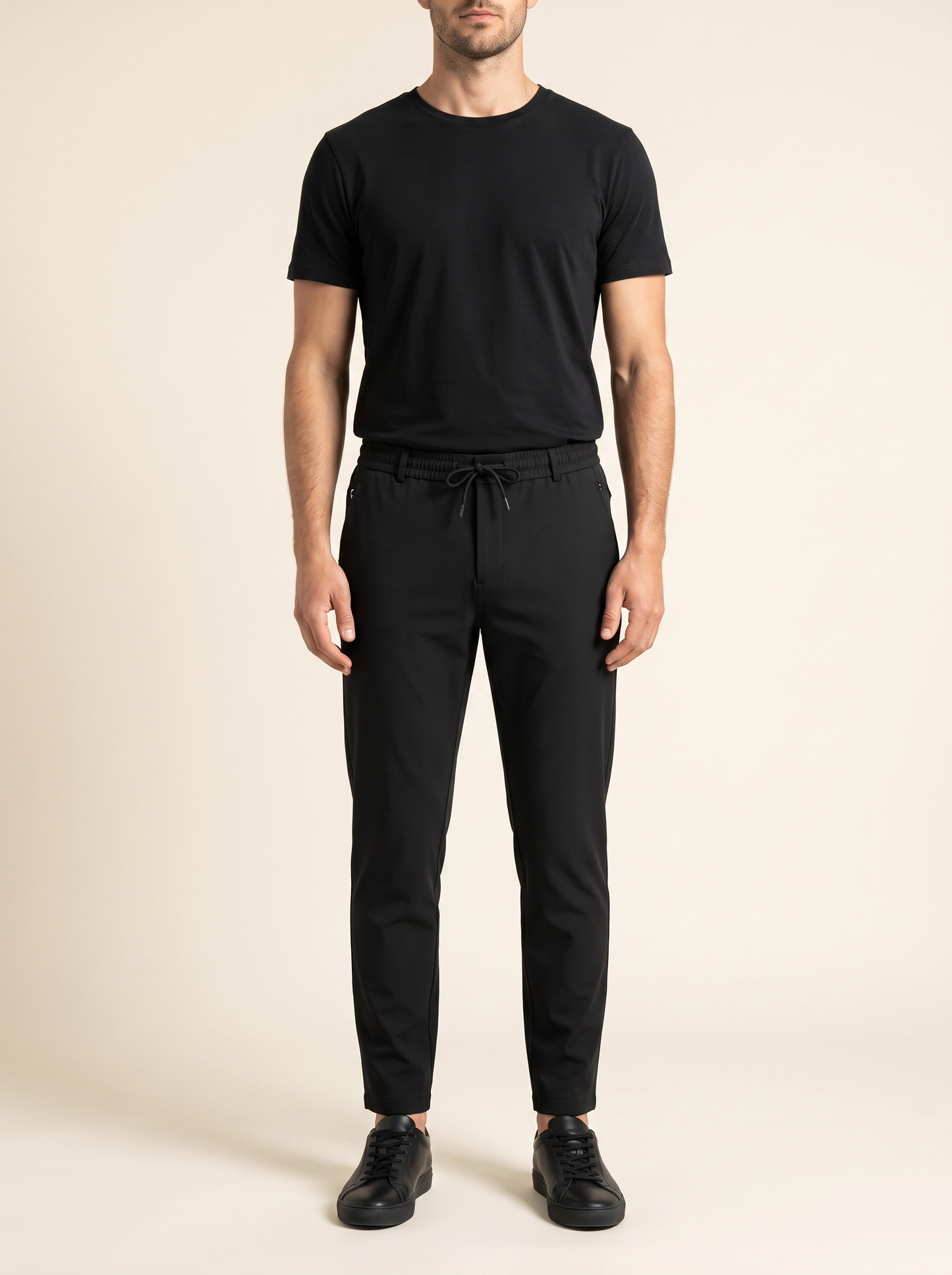 Premium pantalon zwart op model. Model is 1,89 m en draagt maat XL.