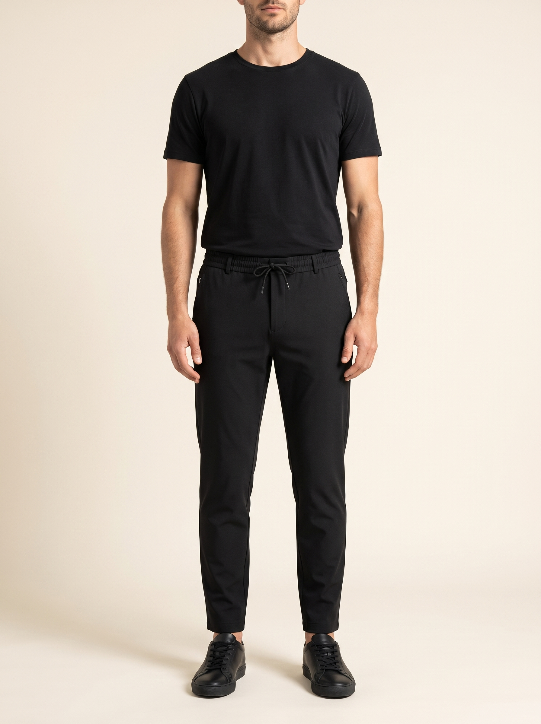 Premium pantalon zwart op model. Model is 1,89 m en draagt maat XL.