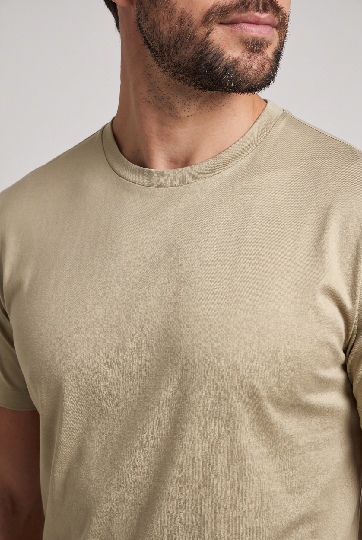 Premium glans shirt beige, detail van de glansstof en ronde hals