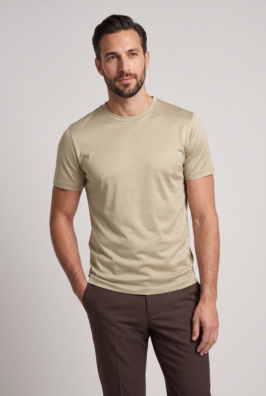 Premium glans shirt beige, gedragen door model (1,85 m, maat L), vooraanzicht