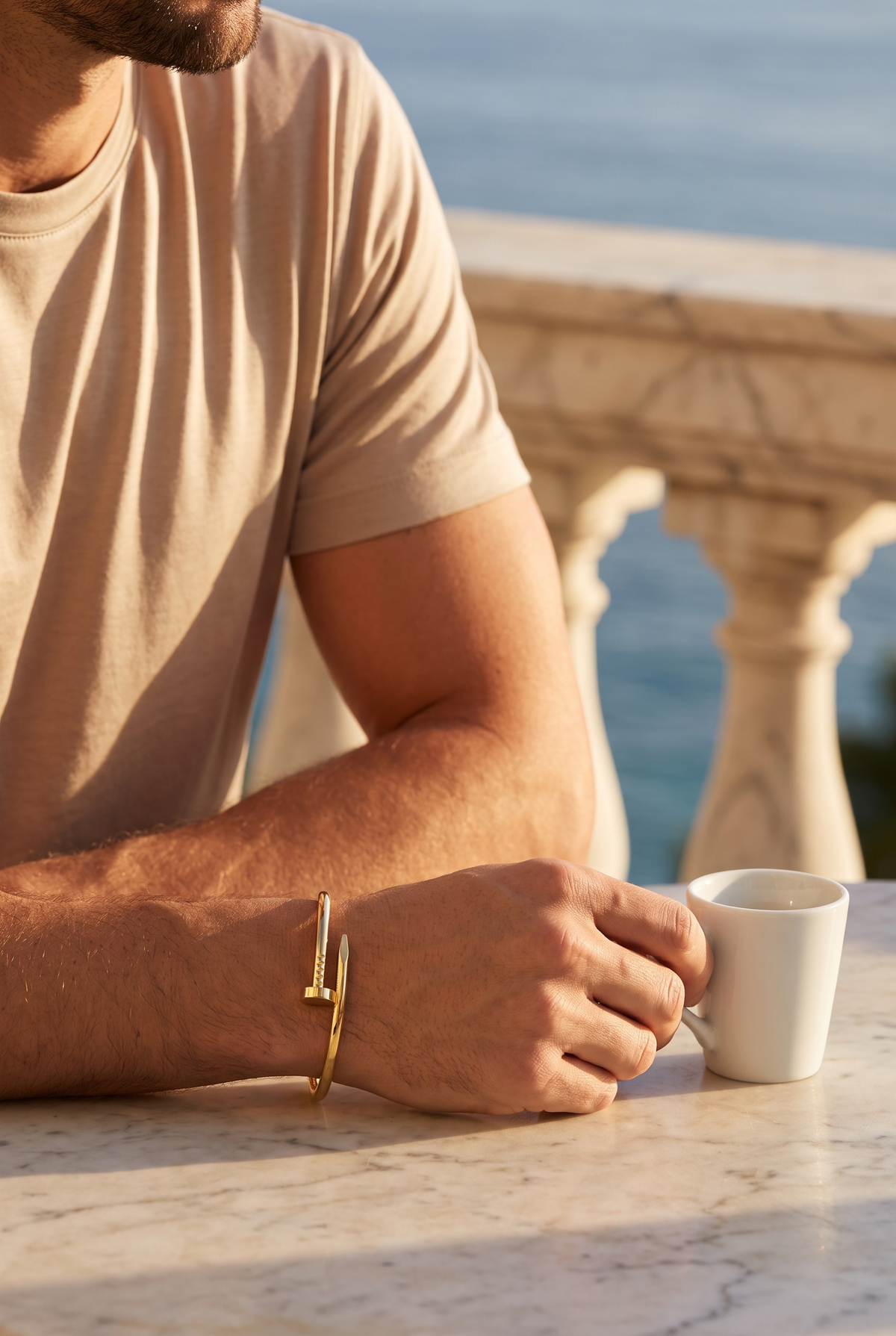 Love Bracelet goud verguld - lifestyle close-up op terras aan zee
