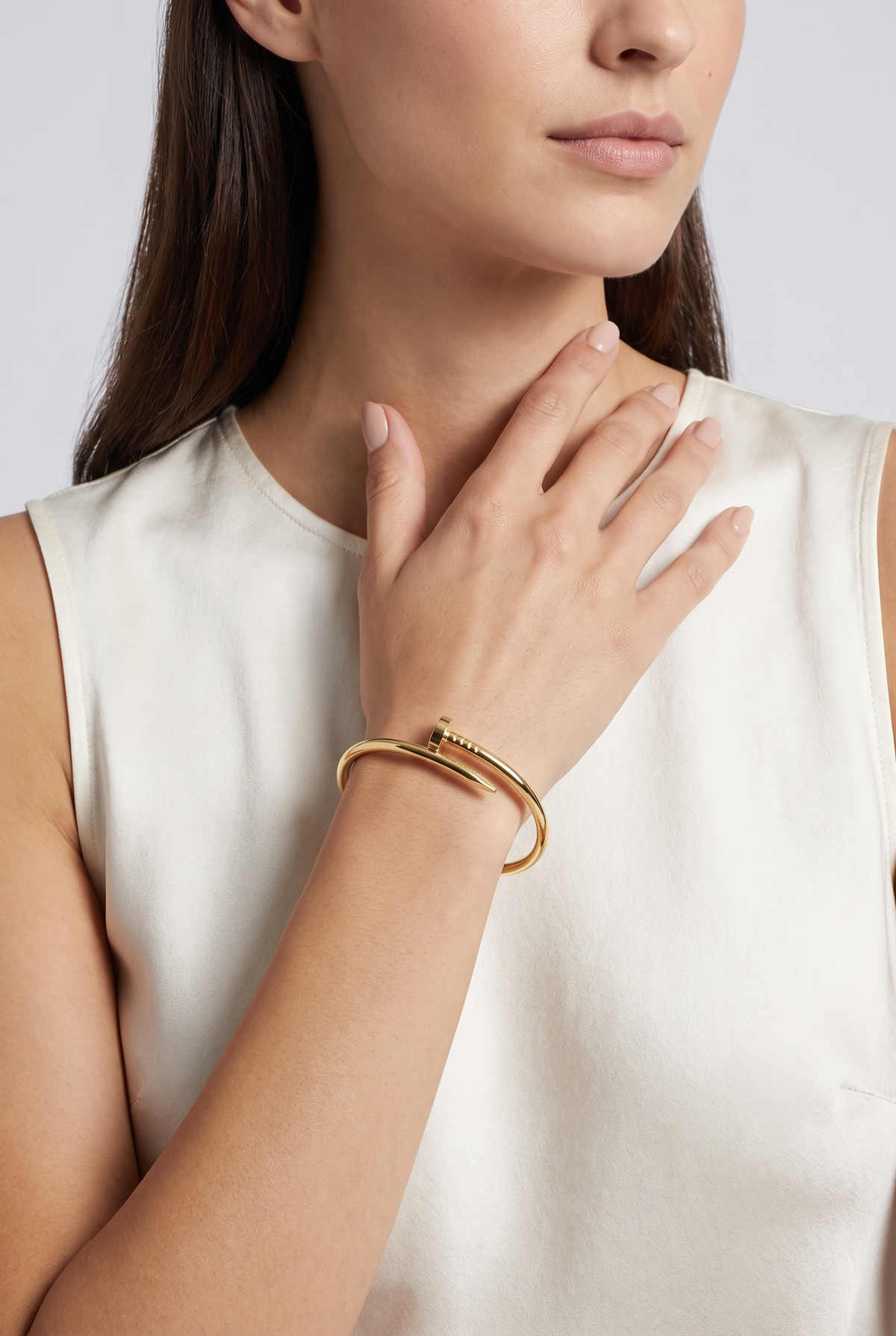 Love Bracelet goud verguld - gedragen door vrouw, close-up pols
