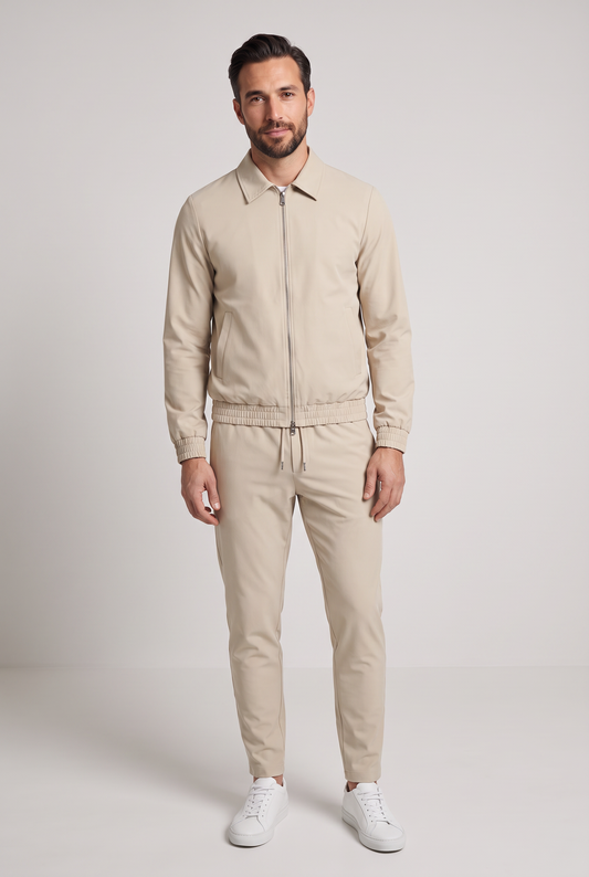 Astos tech suit beige - complete set ten voeten uit met witte sneakers