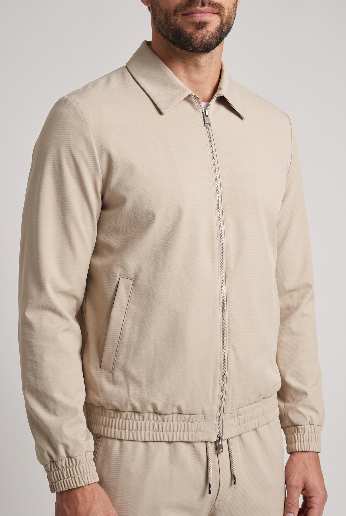 Astos tech suit beige - detail kraag, rits en elastische zoom