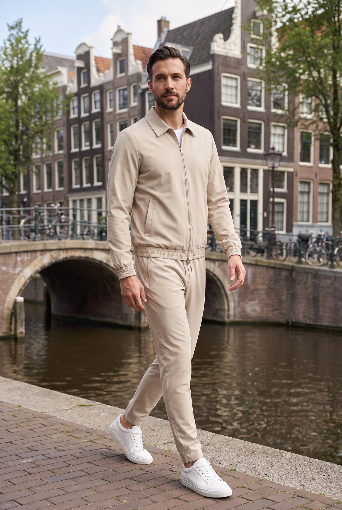 Astos tech suit beige - lifestyle aan de Amsterdamse gracht