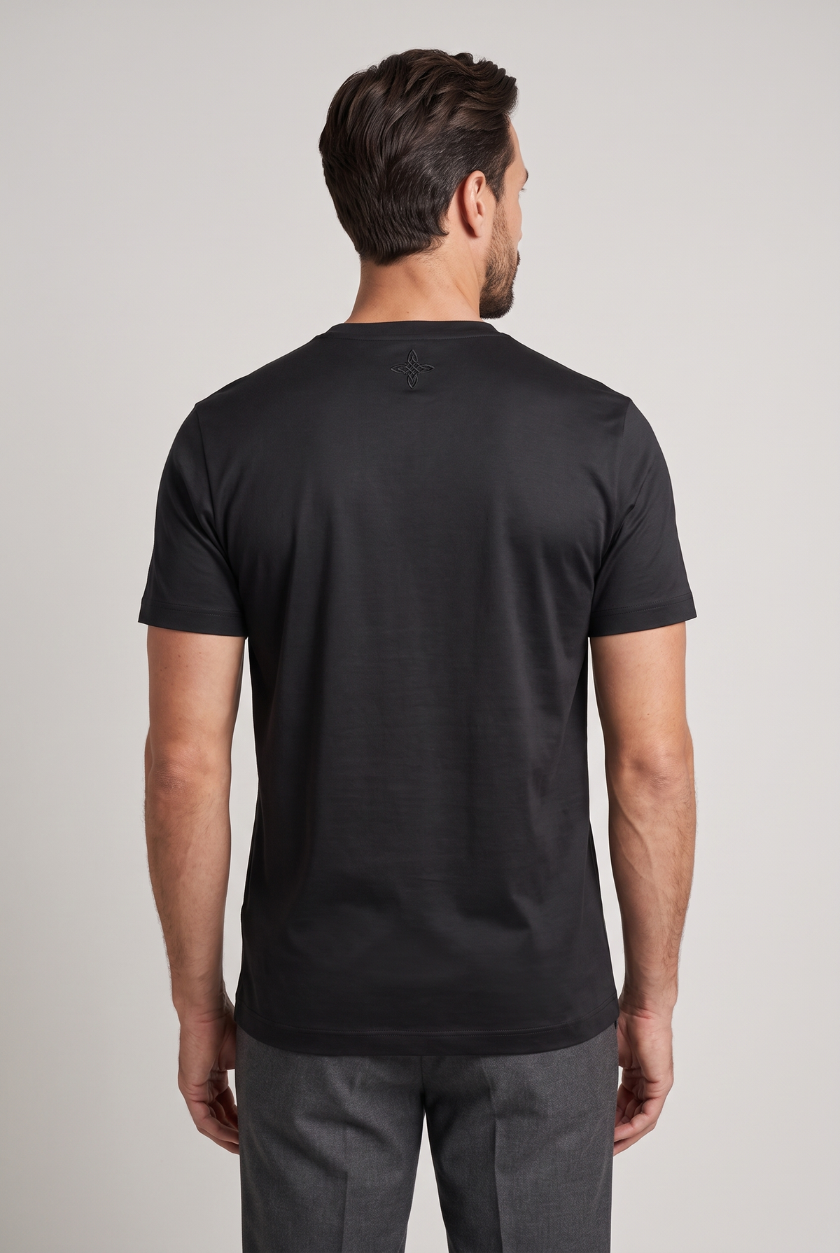 Premium glans shirt zwart, achteraanzicht met geborduurd embleem