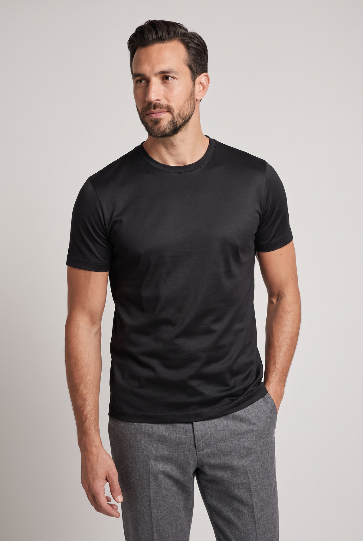 Premium glans shirt zwart, gedragen door model (1,85 m, maat L), vooraanzicht