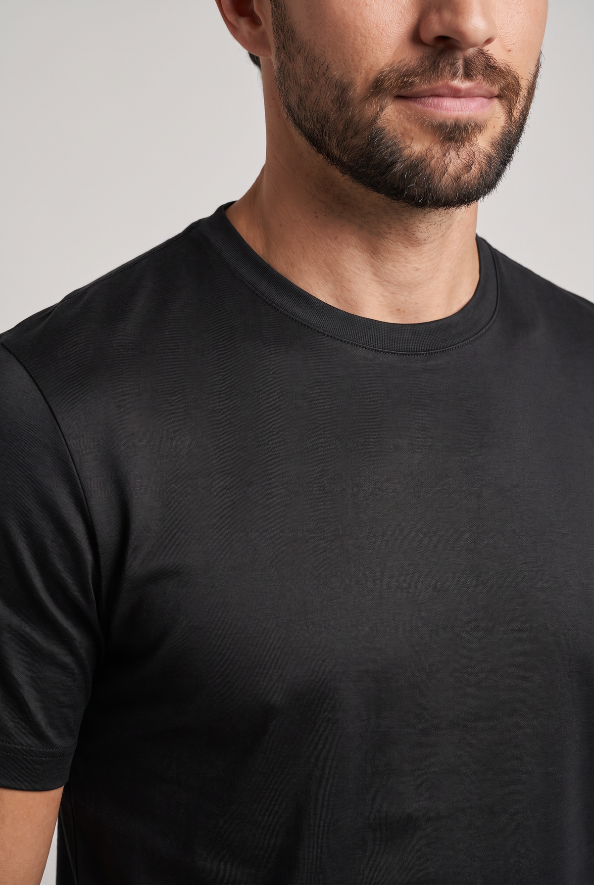 Premium glans shirt zwart, detail van de glansstof en ronde hals