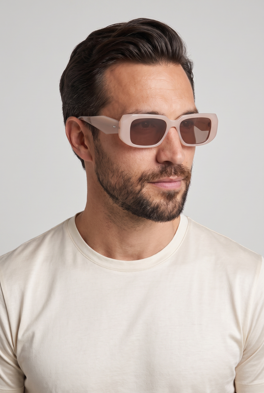 Astos Eyewear Classy Nude - nude zonnebril gedragen door model, studio