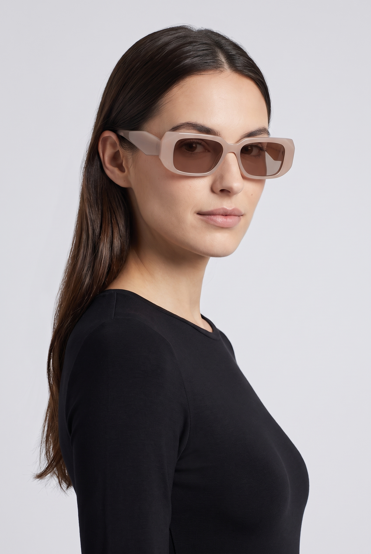 Astos Eyewear Classy Nude - nude zonnebril gedragen door vrouw, studio