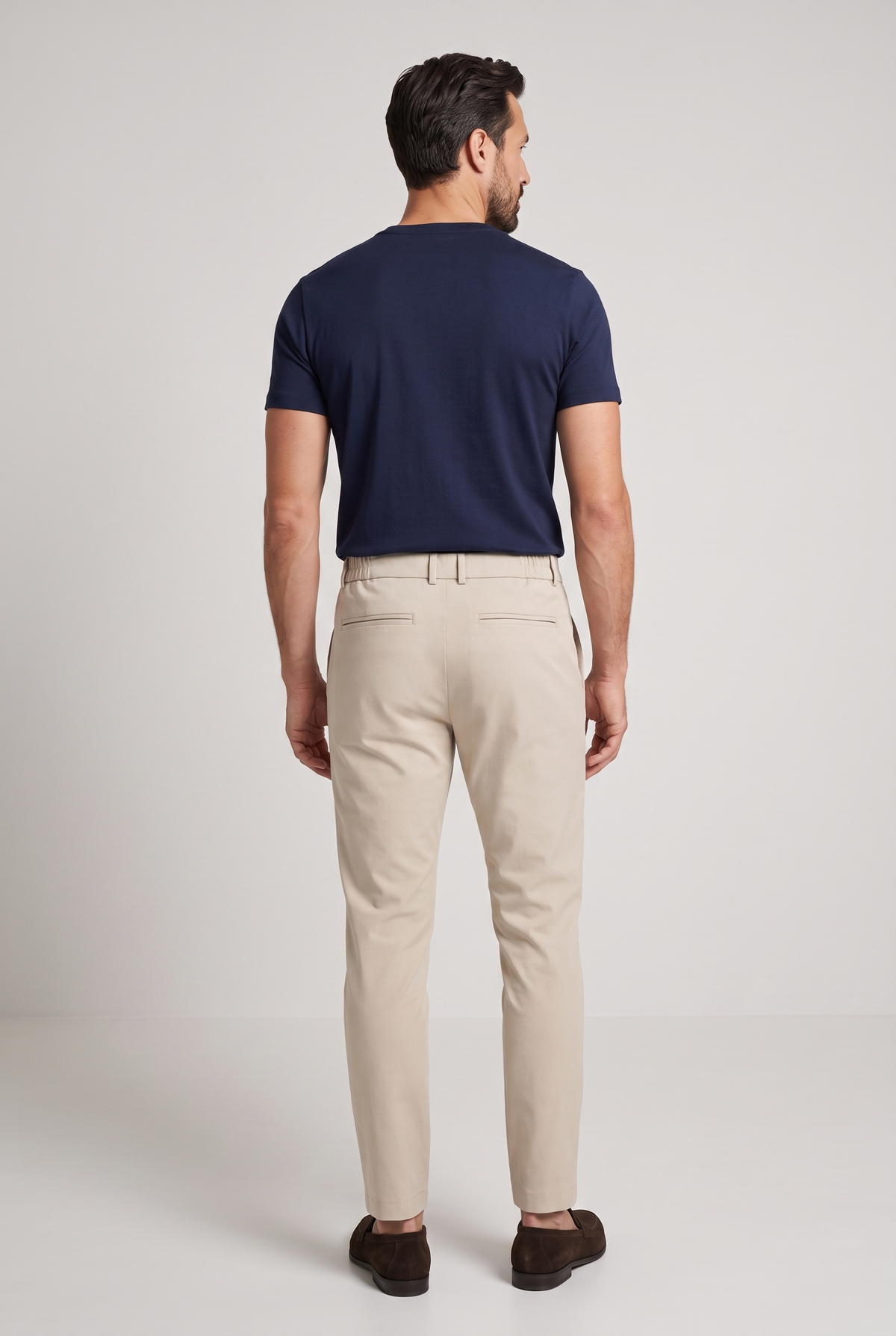 Premium pantalon beige - achteraanzicht op model, studio