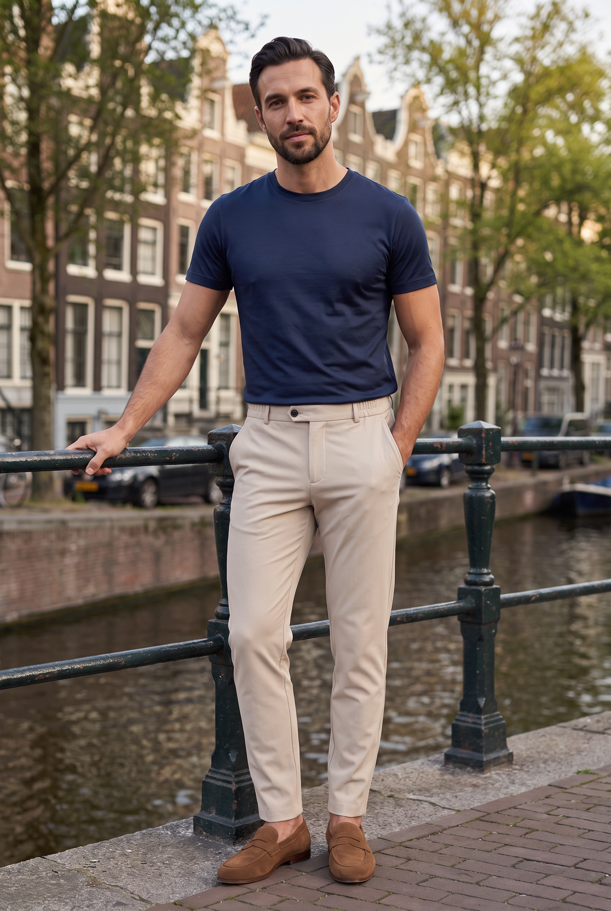 Premium pantalon beige - lifestyle aan de Amsterdamse gracht