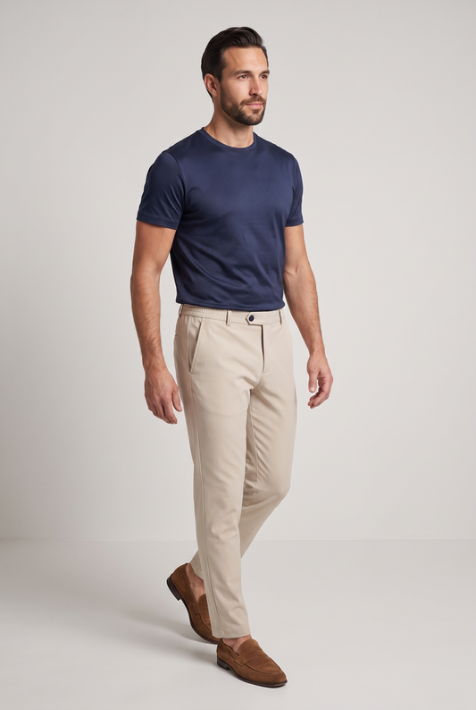 Premium pantalon beige - zijaanzicht in beweging, studio