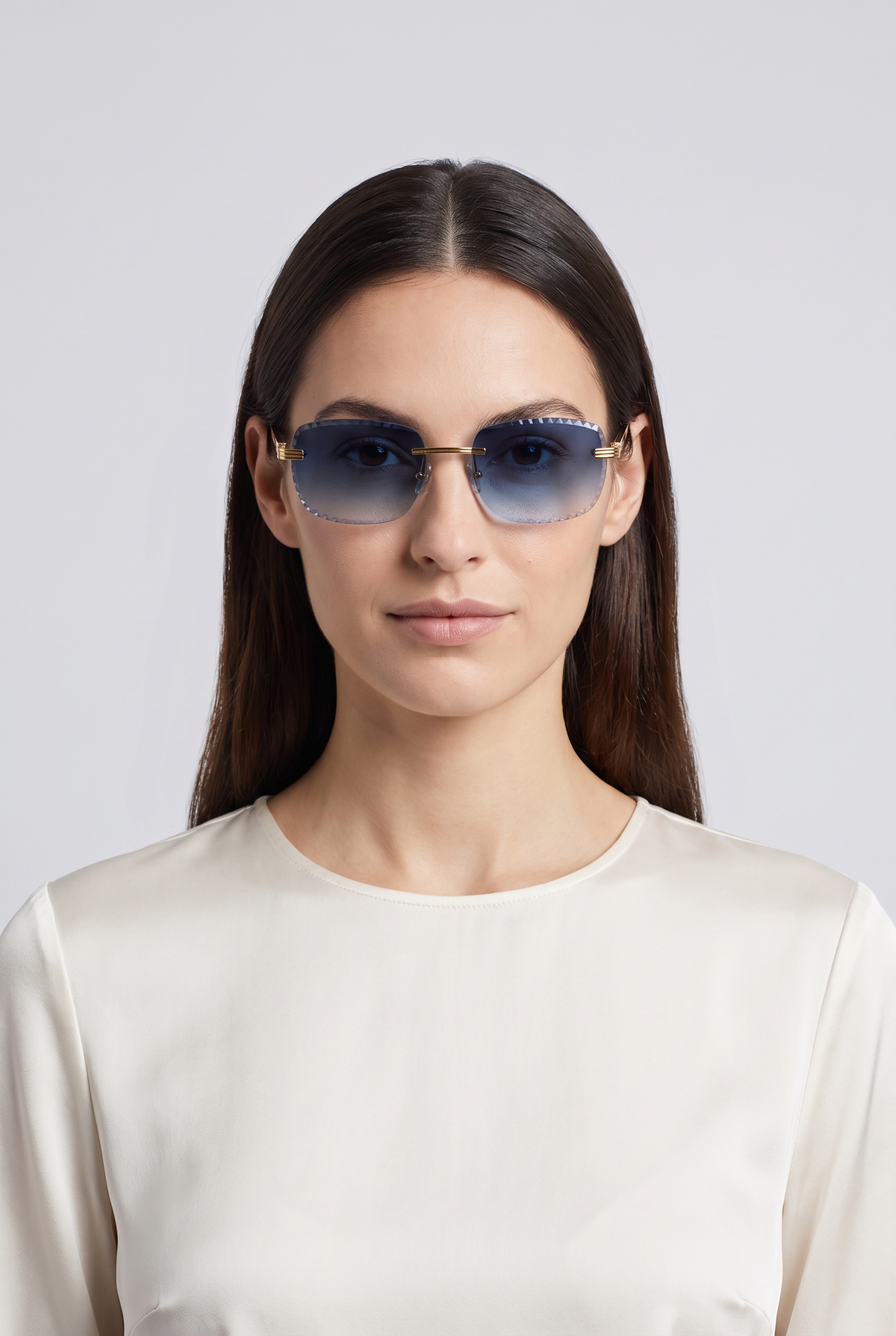 Eyewear Premium Diamond Cut zonnebril blauw - gedragen door vrouwelijk model, studio