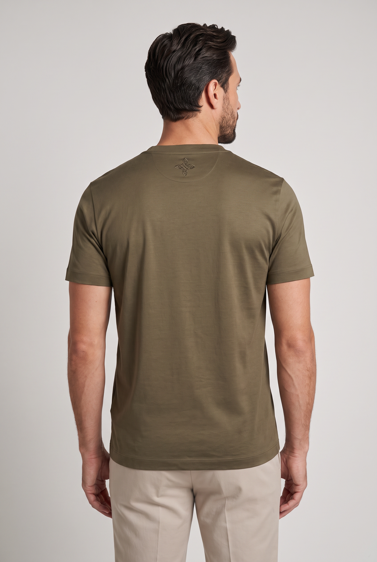 Premium glans shirt bruin, achteraanzicht met geborduurd embleem