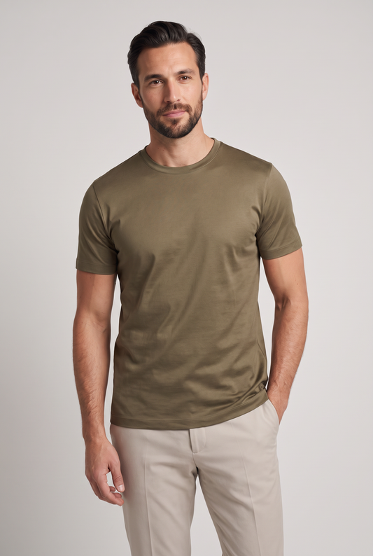 Premium glans shirt bruin, gedragen door model (1,85 m, maat L), vooraanzicht
