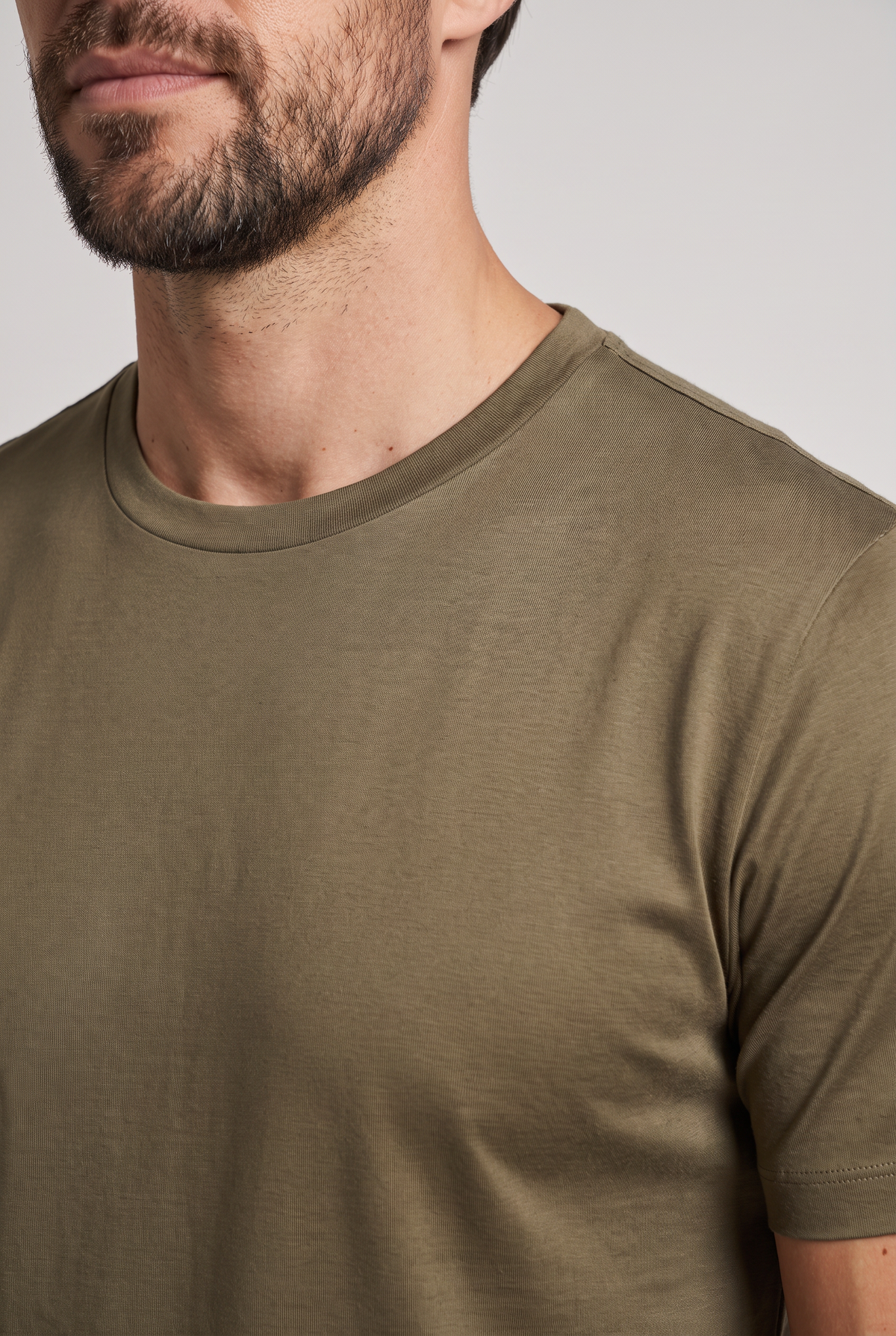 Premium glans shirt bruin, detail van de glansstof en ronde hals
