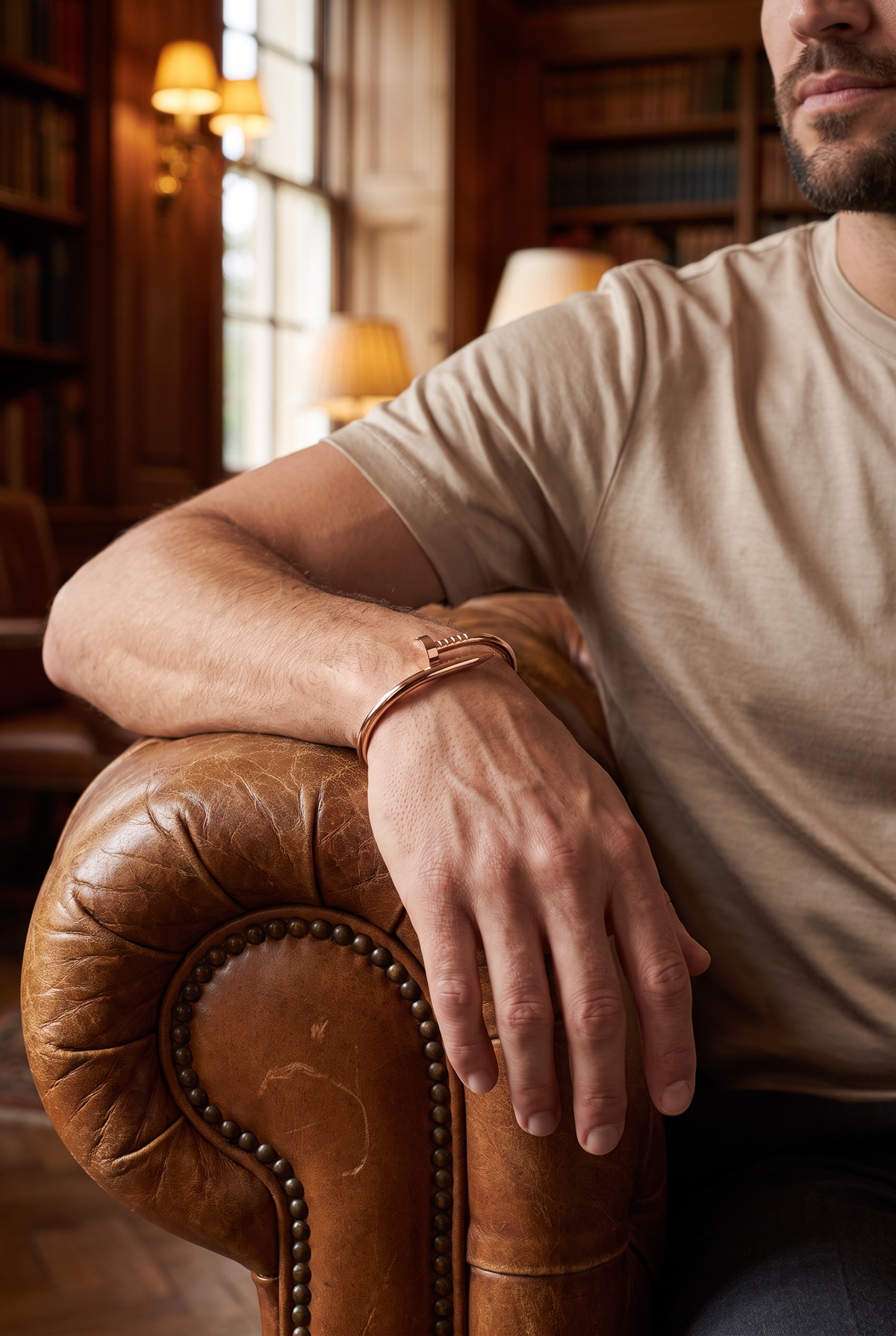 Love Bracelet rosé goud verguld - lifestyle close-up in bibliotheek