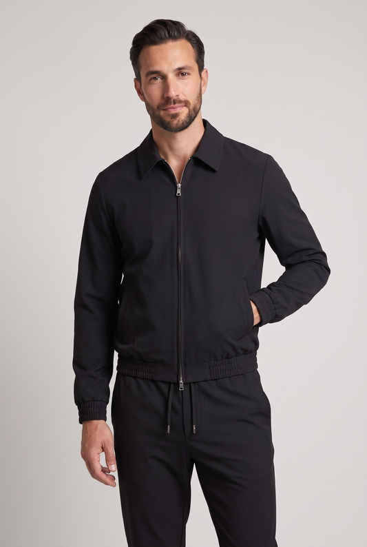 Astos tech suit zwart - model studio vooraanzicht, jack dicht