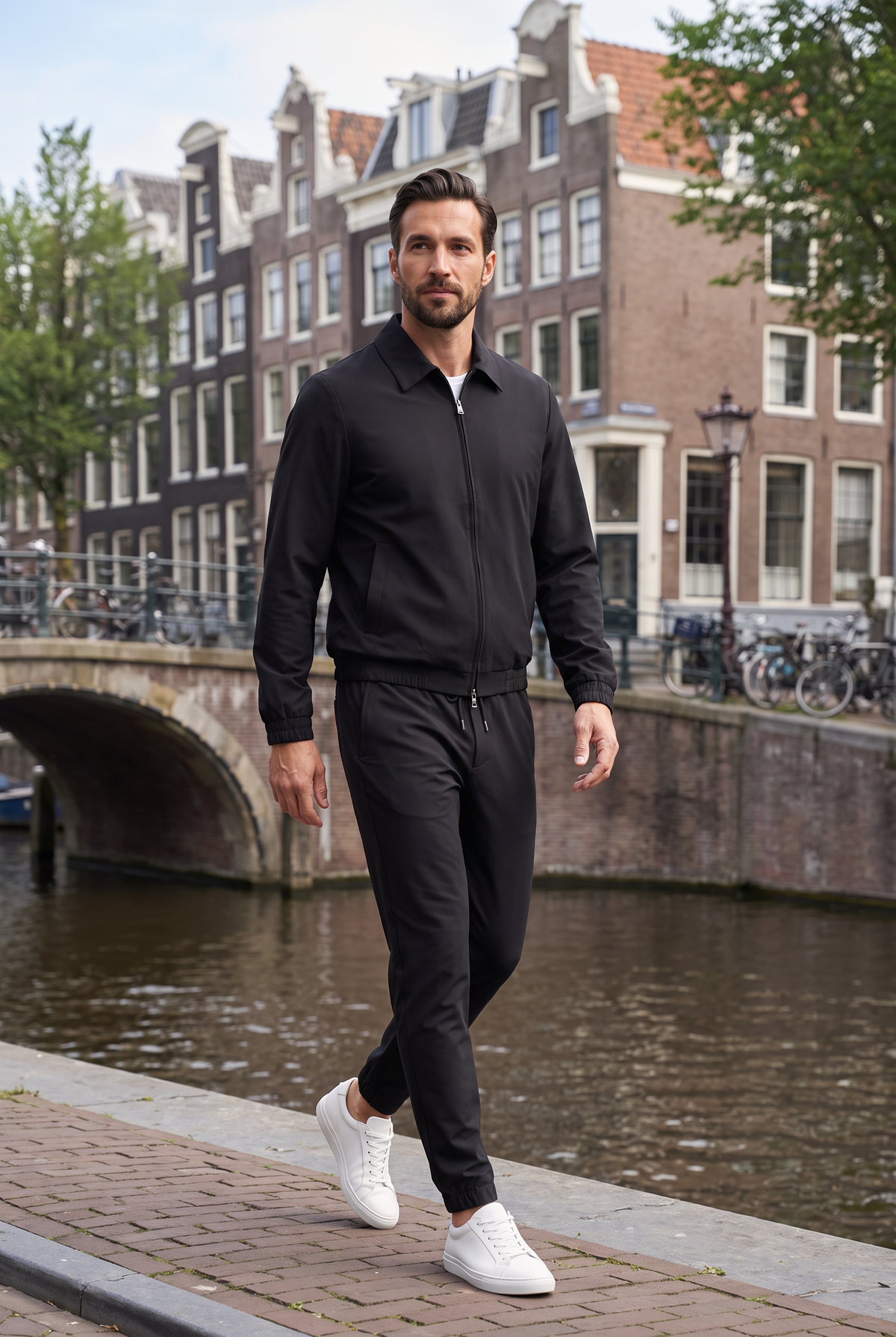 Astos tech suit zwart - lifestyle aan de Amsterdamse gracht