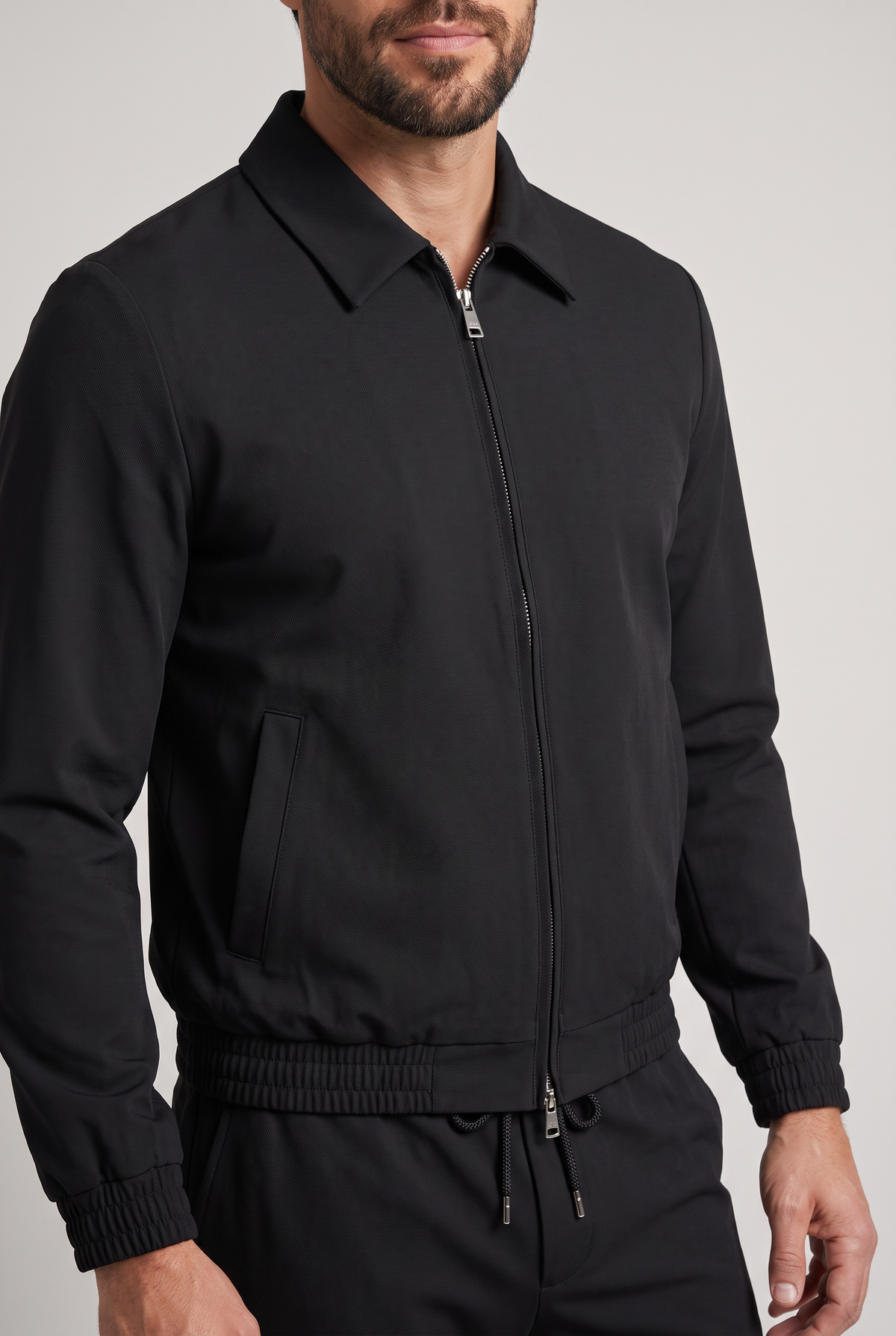Astos tech suit zwart - detail kraag, rits en elastische zoom