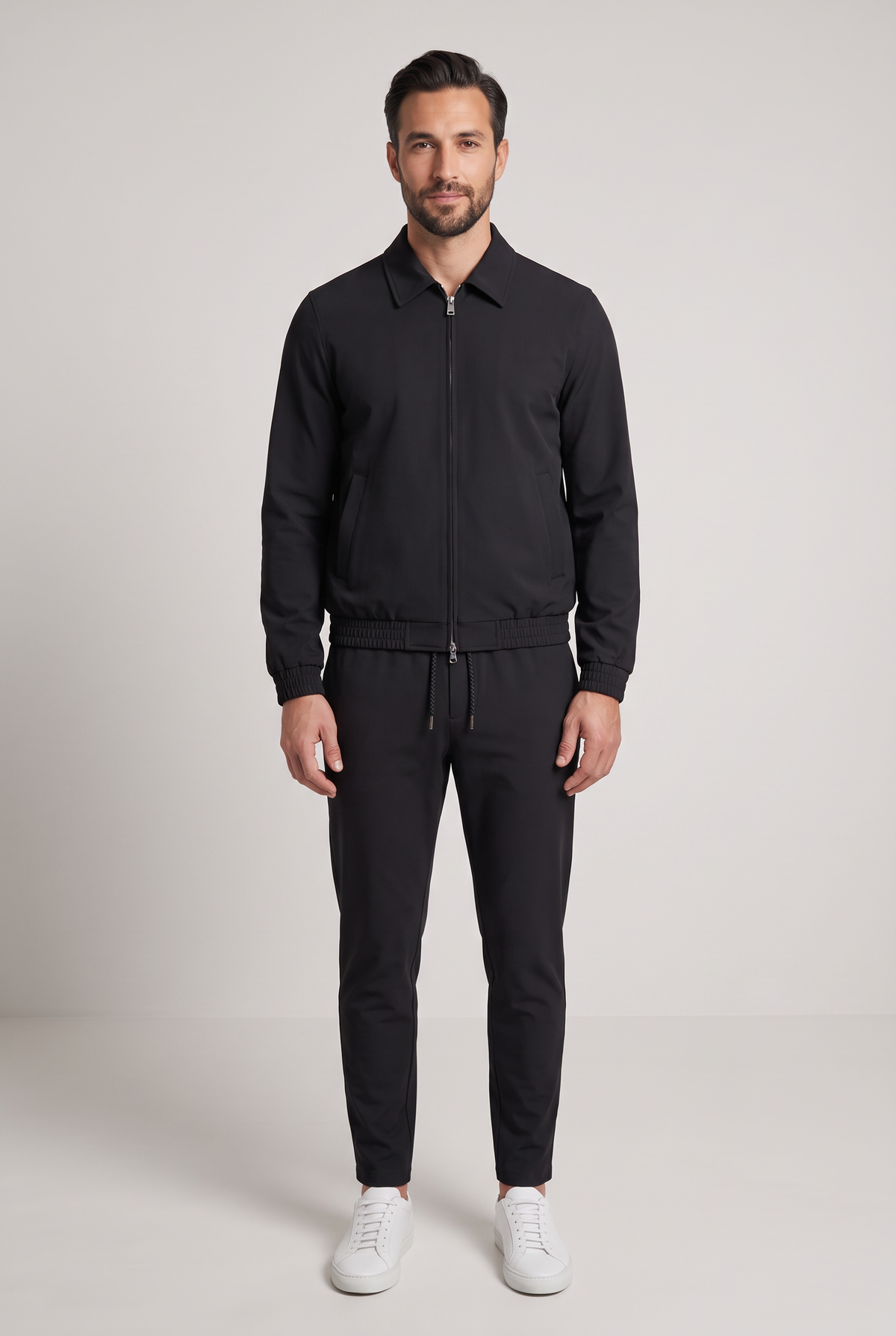 Astos tech suit zwart - complete set ten voeten uit met witte sneakers