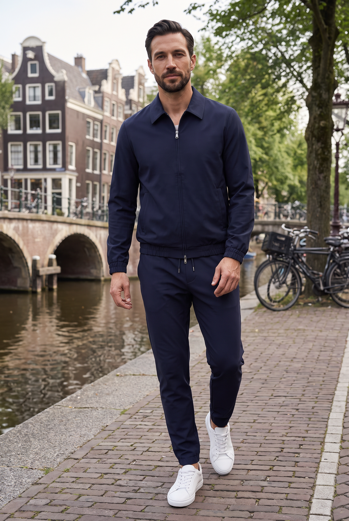 Astos tech suit navy - lifestyle aan de Amsterdamse gracht