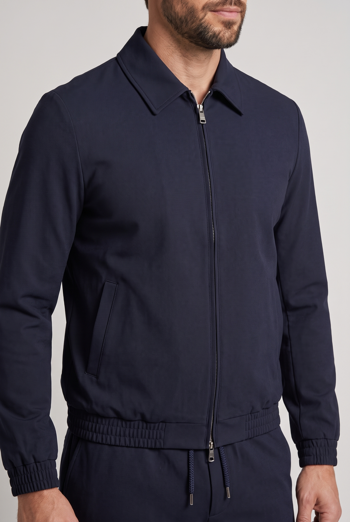 Astos tech suit navy - detail kraag, rits en elastische zoom