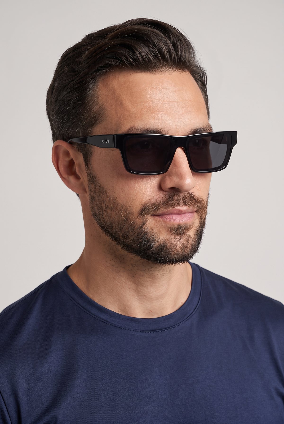 Astos Eyewear Classic Black - zwarte zonnebril gedragen door model, studio