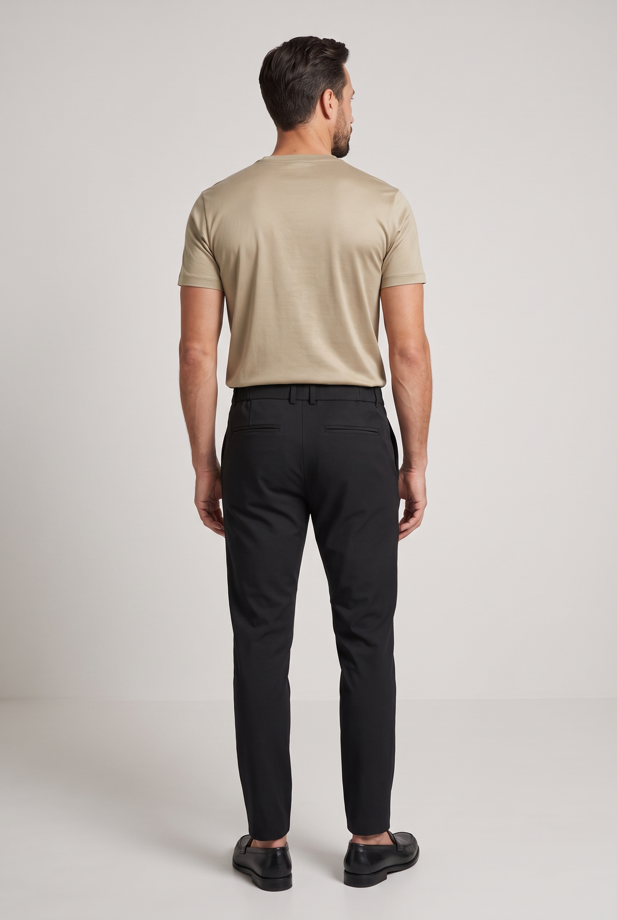 Premium pantalon zwart - achteraanzicht op model, studio