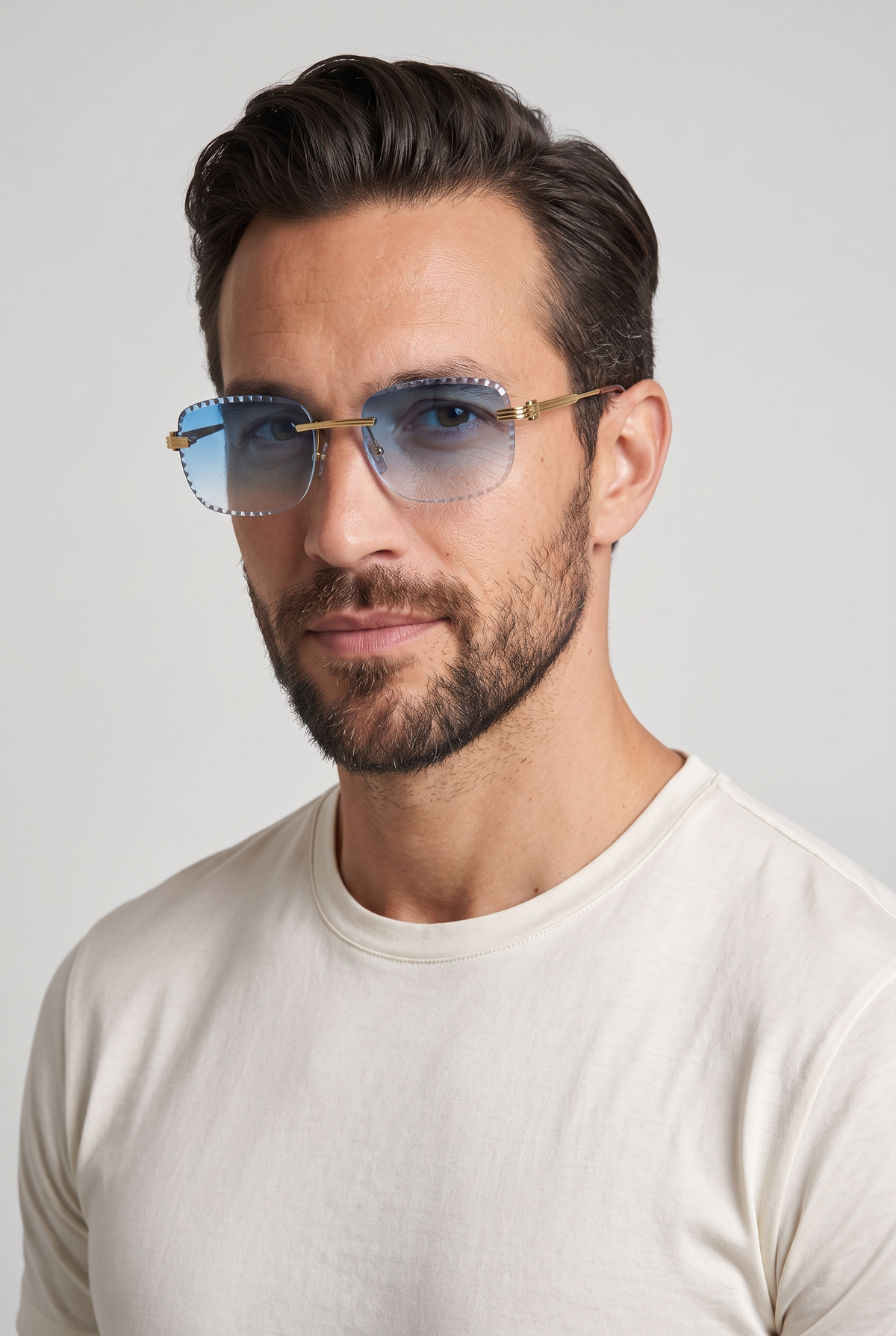 Eyewear Premium Diamond Cut zonnebril lichtblauw - gedragen door model, studio