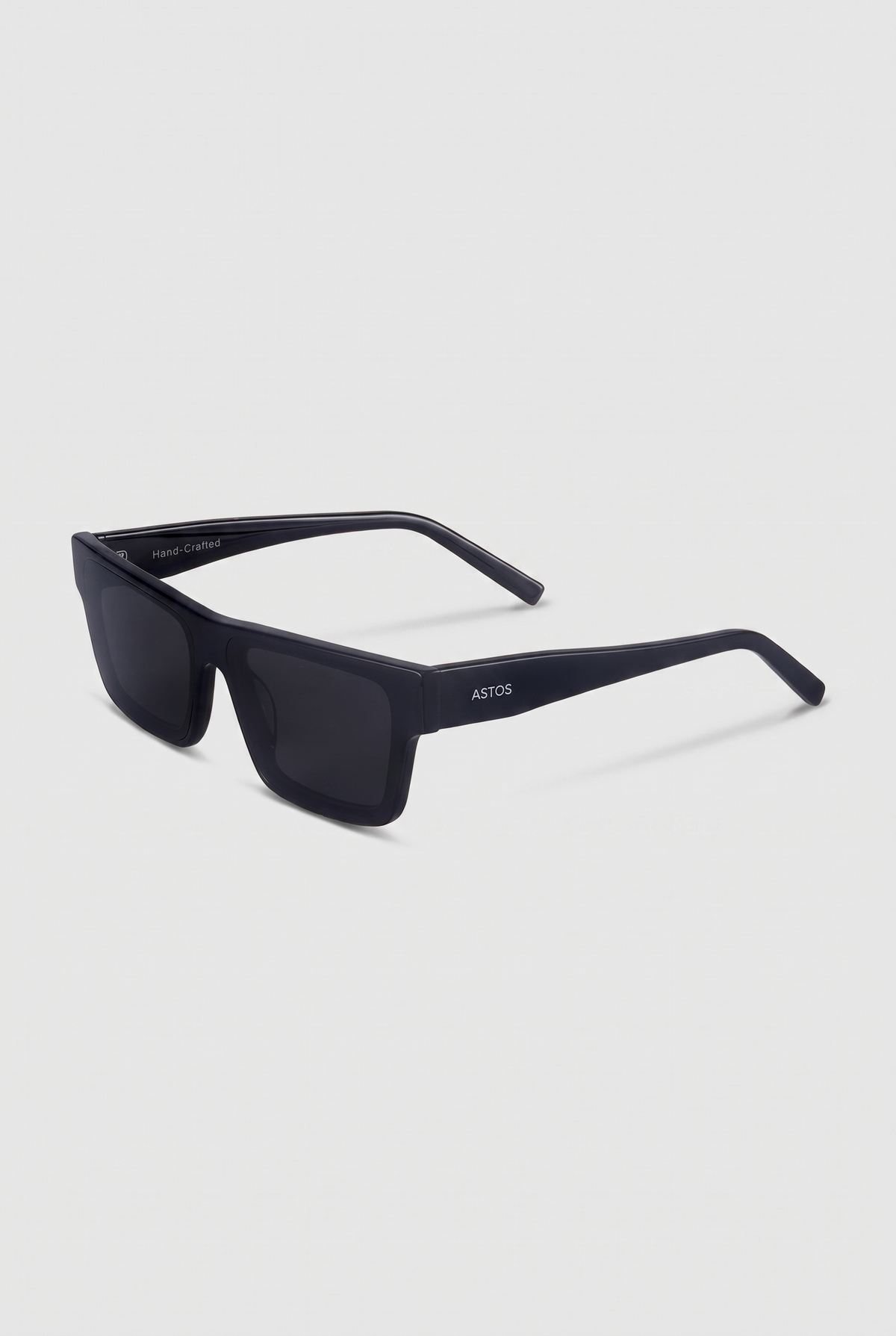 Astos Eyewear Classic Black - zwarte zonnebril, schuin aanzicht