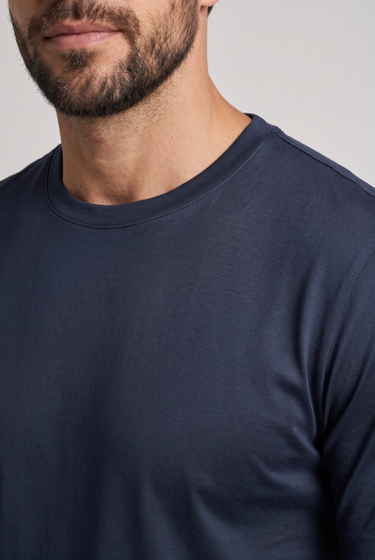 Premium glans shirt navy, detail van de glansstof en ronde hals